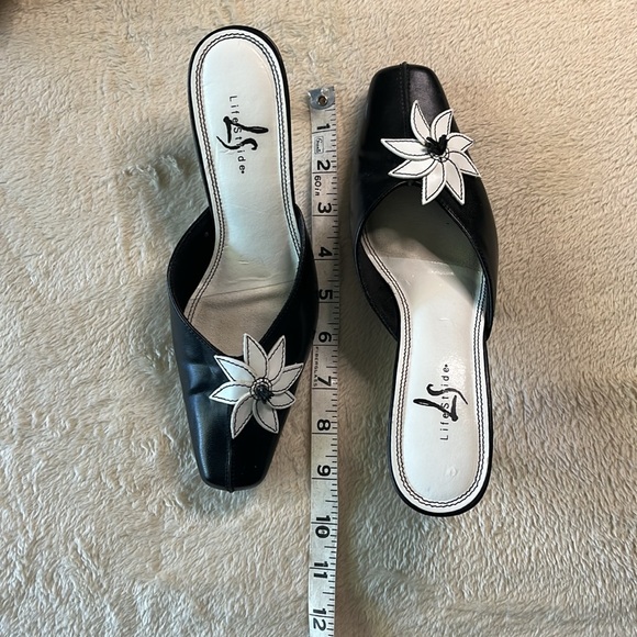 LifeStride black & white vintage flower pointy low heel pumps, flower/tassel - Picture 5 of 7